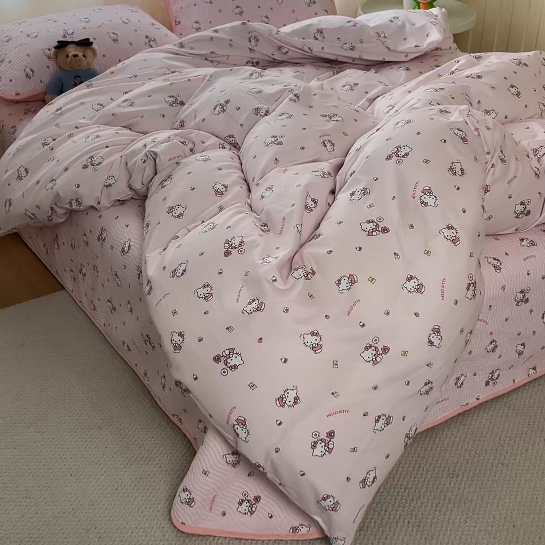91家纺网 家纺一手货源 找家纺 淑女公社家纺 2026新款高温砂洗纯棉床盖款正版三丽鸥KT猫四件套床盖被套单件单品 小熊KT