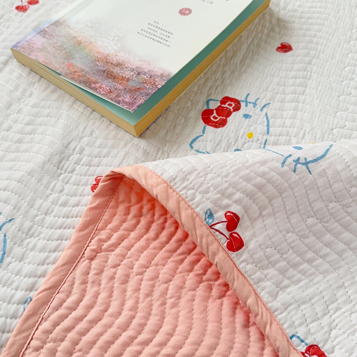 91家纺网 家纺一手货源 找家纺 淑女公社家纺 2026新款高温砂洗纯棉床盖款正版三丽鸥KT猫四件套床盖被套单件单品 樱桃KT