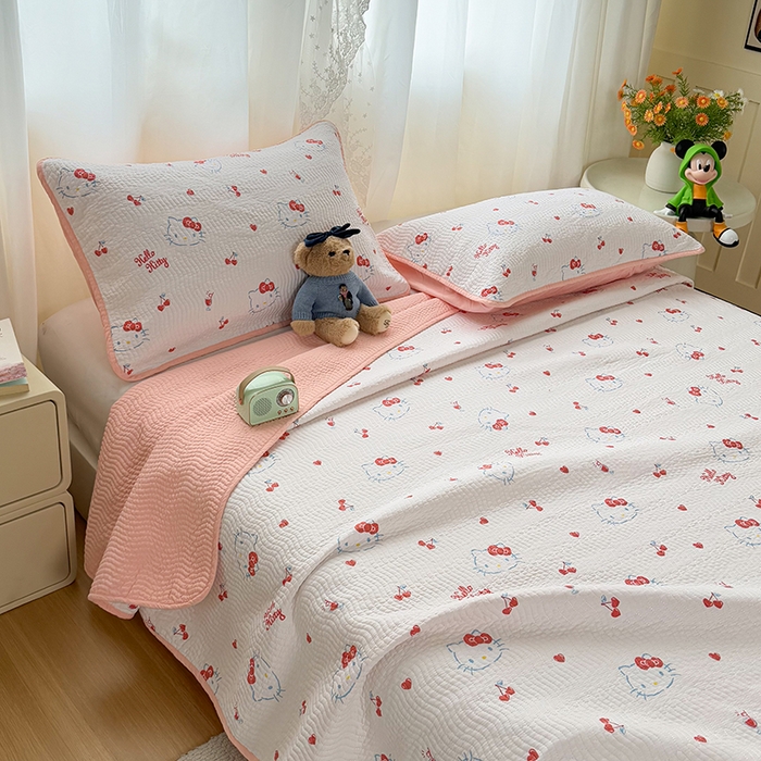 91家纺网 家纺一手货源 找家纺 淑女公社家纺 2026新款高温砂洗纯棉床盖款正版三丽鸥KT猫四件套床盖被套单件单品 樱桃KT