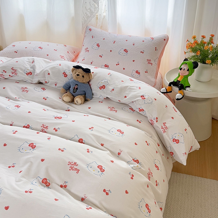 91家纺网 家纺一手货源 找家纺 淑女公社家纺 2026新款高温砂洗纯棉床盖款正版三丽鸥KT猫四件套床盖被套单件单品 樱桃KT