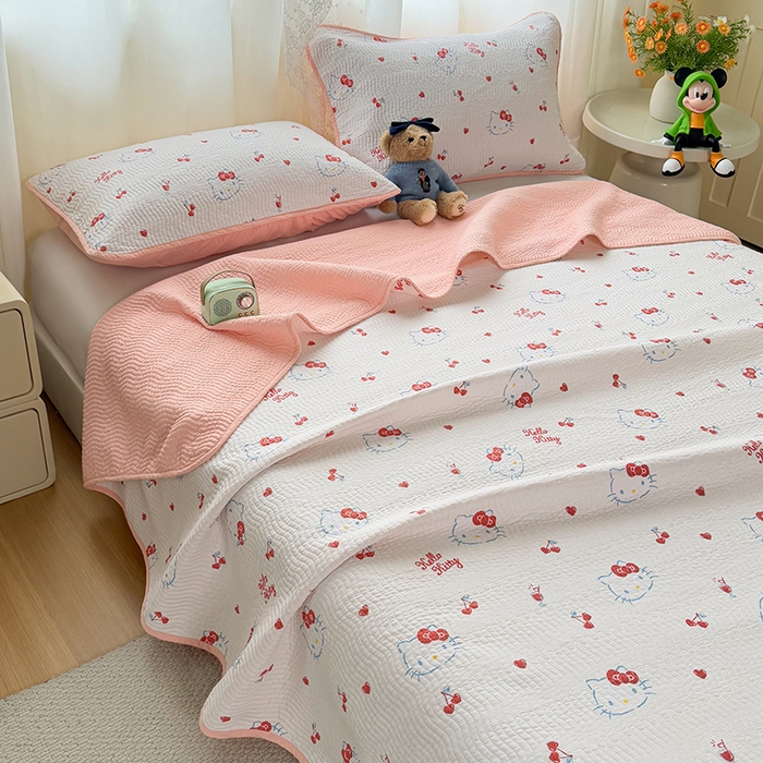 91家纺网 家纺一手货源 找家纺 淑女公社家纺 2026新款高温砂洗纯棉床盖款正版三丽鸥KT猫四件套床盖被套单件单品 樱桃KT