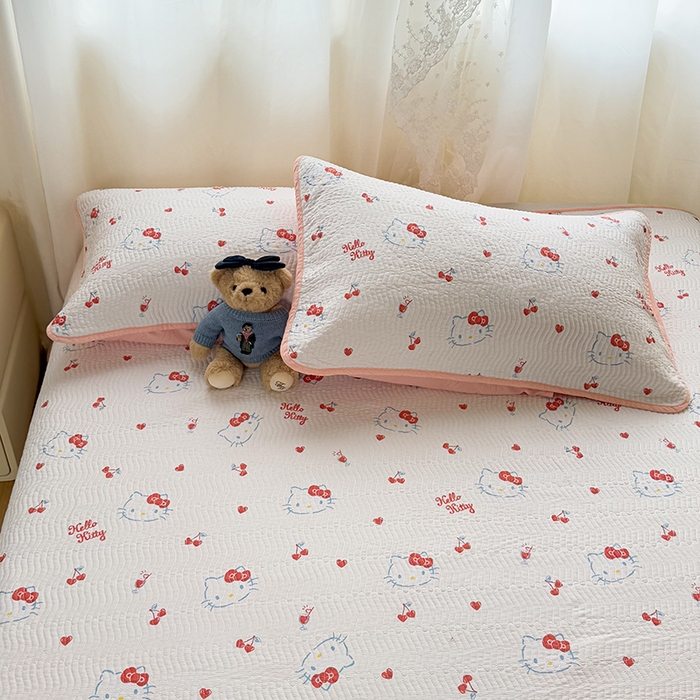 91家纺网 家纺一手货源 找家纺 淑女公社家纺 2026新款高温砂洗纯棉床盖款正版三丽鸥KT猫四件套床盖被套单件单品 樱桃KT