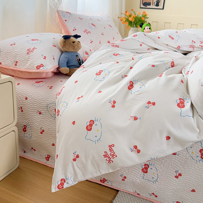 91家纺网 家纺一手货源 找家纺 淑女公社家纺 2026新款高温砂洗纯棉床盖款正版三丽鸥KT猫四件套床盖被套单件单品 樱桃KT