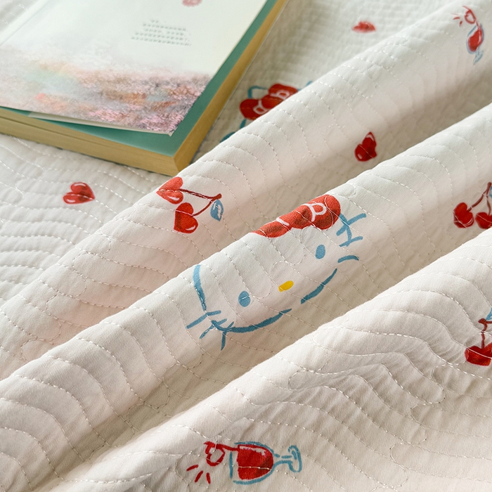 91家纺网 家纺一手货源 找家纺 淑女公社家纺 2026新款高温砂洗纯棉床盖款正版三丽鸥KT猫四件套床盖被套单件单品 樱桃KT