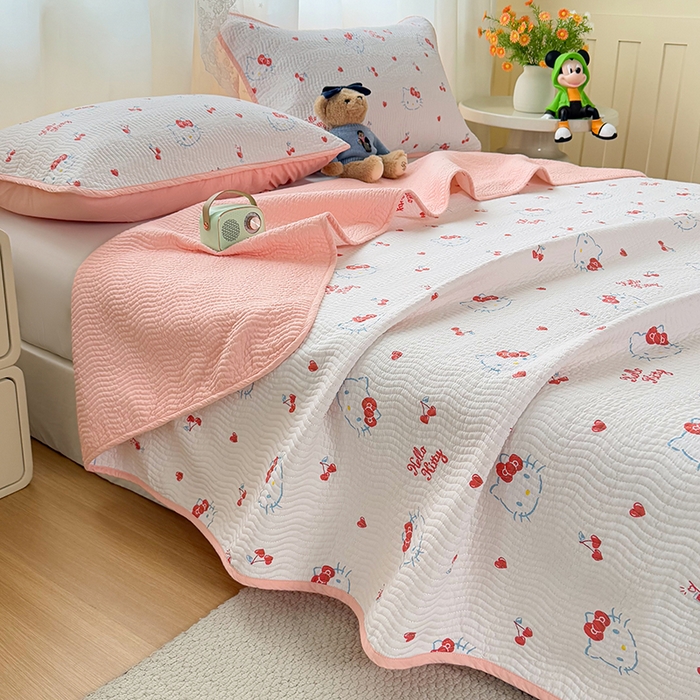 91家纺网 家纺一手货源 找家纺 淑女公社家纺 2026新款高温砂洗纯棉床盖款正版三丽鸥KT猫四件套床盖被套单件单品 樱桃KT