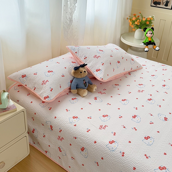 91家纺网 家纺一手货源 找家纺 淑女公社家纺 2026新款高温砂洗纯棉床盖款正版三丽鸥KT猫四件套床盖被套单件单品 樱桃KT