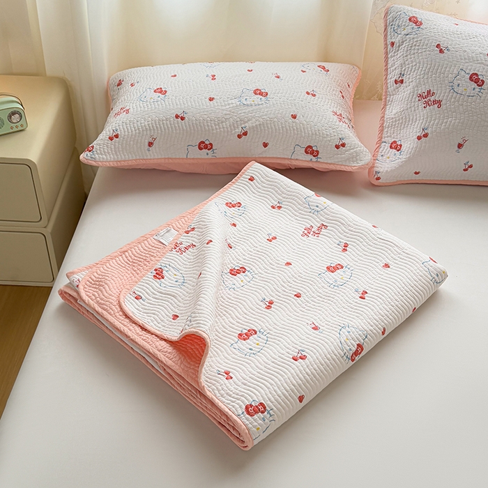 91家纺网 家纺一手货源 找家纺 淑女公社家纺 2026新款高温砂洗纯棉床盖款正版三丽鸥KT猫四件套床盖被套单件单品 樱桃KT