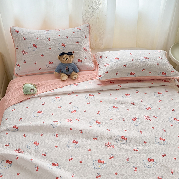 91家纺网 家纺一手货源 找家纺 淑女公社家纺 2026新款高温砂洗纯棉床盖款正版三丽鸥KT猫四件套床盖被套单件单品 樱桃KT