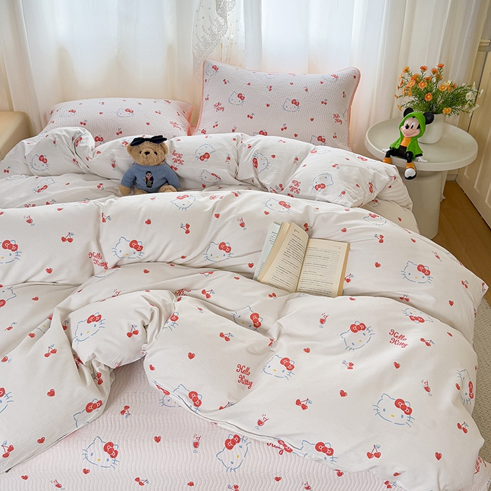 91家纺网 家纺一手货源 找家纺 淑女公社家纺 2026新款高温砂洗纯棉床盖款正版三丽鸥KT猫四件套床盖被套单件单品 樱桃KT