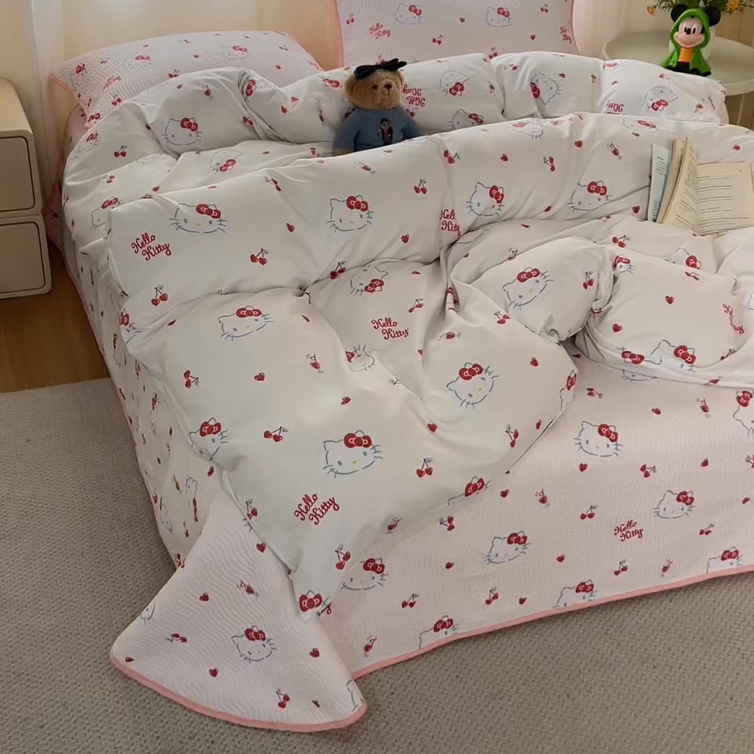91家纺网 家纺一手货源 找家纺 淑女公社家纺 2026新款高温砂洗纯棉床盖款正版三丽鸥KT猫四件套床盖被套单件单品 樱桃KT