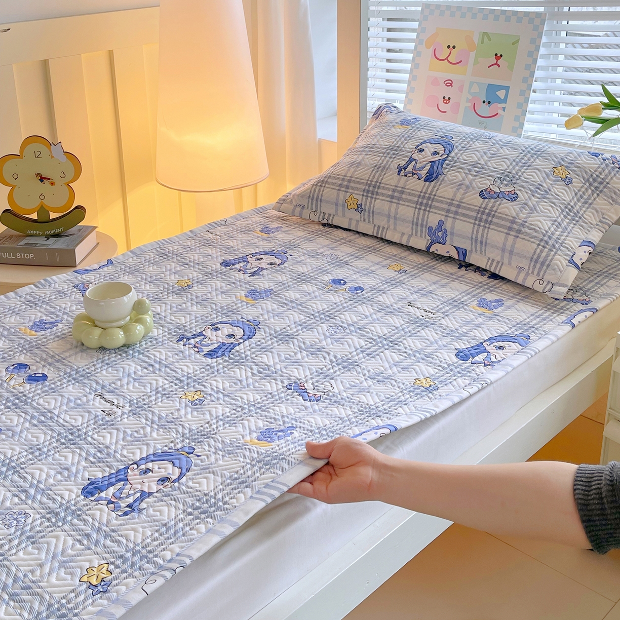 91家纺网 家纺一手货源 找家纺 金鑫汇家纺 2026春夏新款学生床新花型老粗布床盖夹棉软凉席席子可以机洗 学生床-敖丙