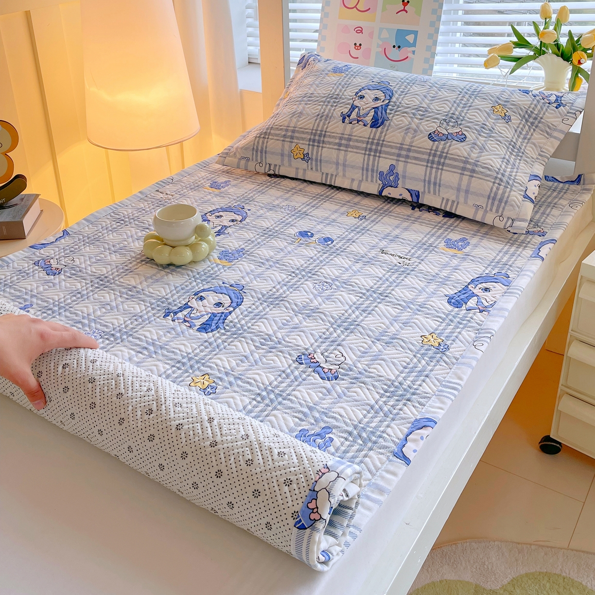 91家纺网 家纺一手货源 找家纺 金鑫汇家纺 2026春夏新款学生床新花型老粗布床盖夹棉软凉席席子可以机洗 学生床-敖丙