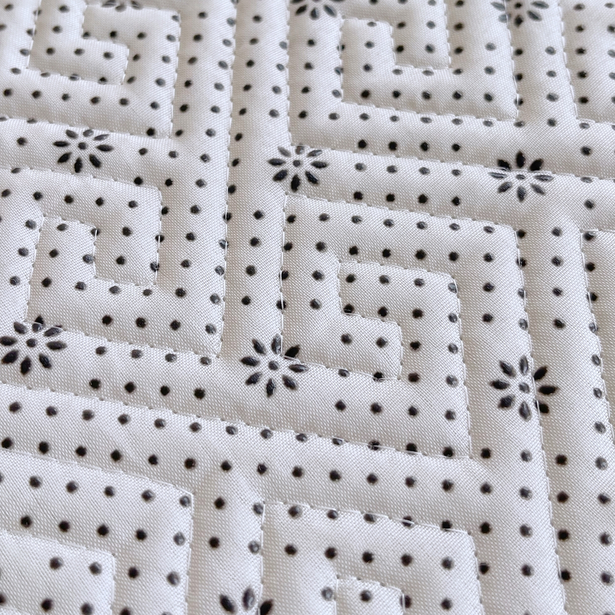 91家纺网 家纺一手货源 找家纺 金鑫汇家纺 2026春夏新款学生床新花型老粗布床盖夹棉软凉席席子可以机洗 学生床-敖丙