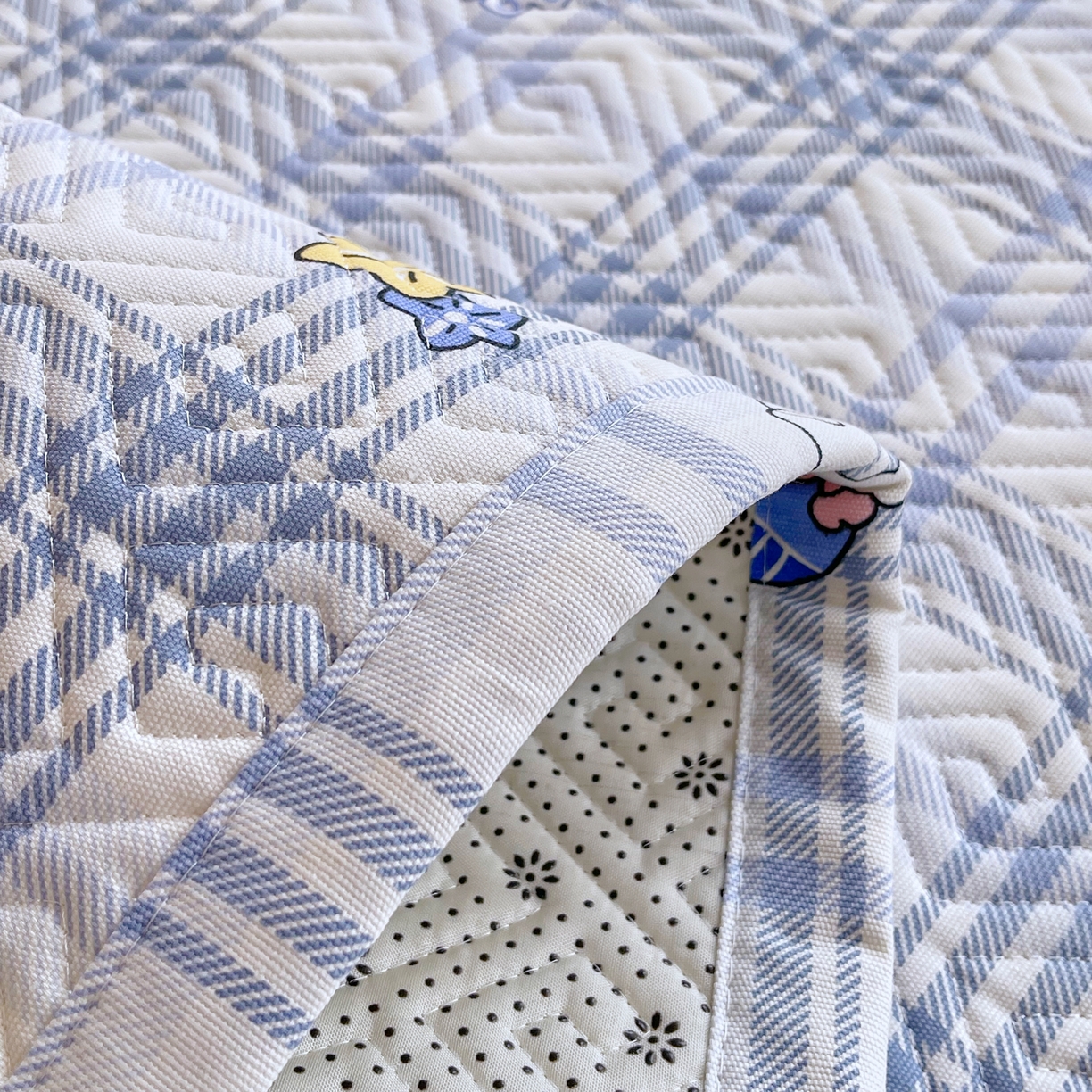 91家纺网 家纺一手货源 找家纺 金鑫汇家纺 2026春夏新款学生床新花型老粗布床盖夹棉软凉席席子可以机洗 学生床-敖丙