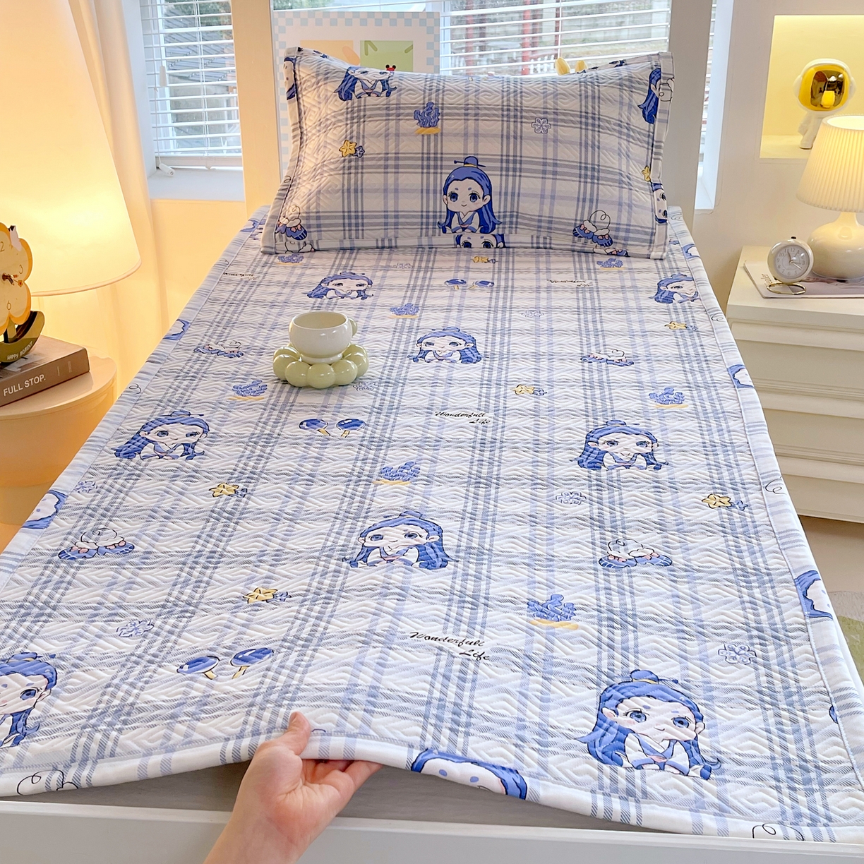 91家纺网 家纺一手货源 找家纺 金鑫汇家纺 2026春夏新款学生床新花型老粗布床盖夹棉软凉席席子可以机洗 学生床-敖丙