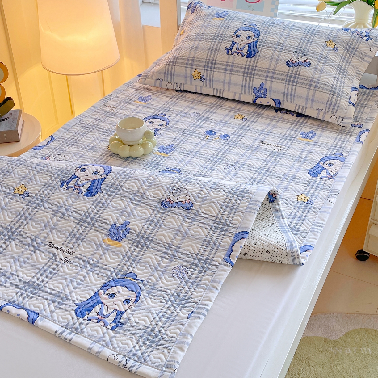 91家纺网 家纺一手货源 找家纺 金鑫汇家纺 2026春夏新款学生床新花型老粗布床盖夹棉软凉席席子可以机洗 学生床-敖丙