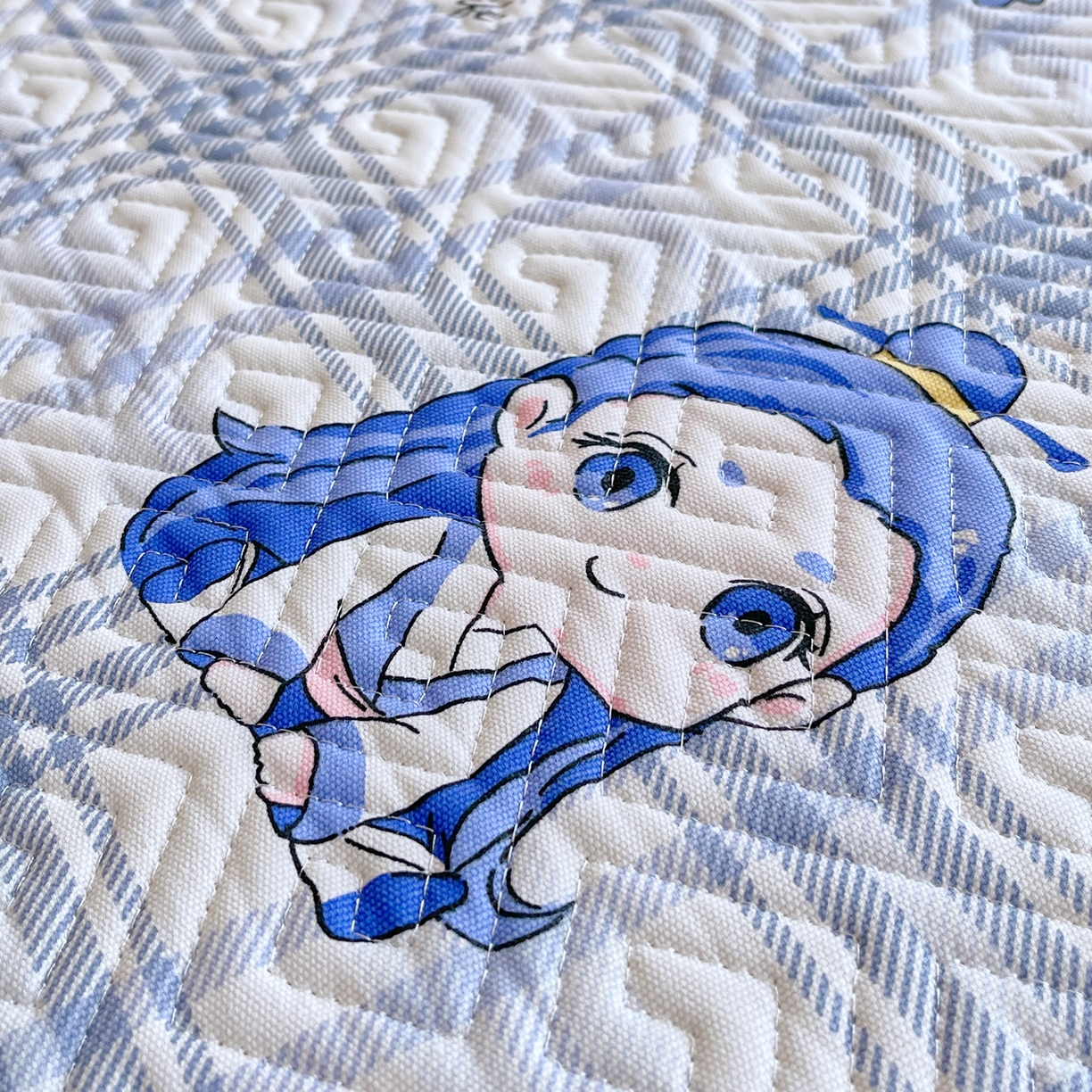 91家纺网 家纺一手货源 找家纺 金鑫汇家纺 2026春夏新款学生床新花型老粗布床盖夹棉软凉席席子可以机洗 学生床-敖丙