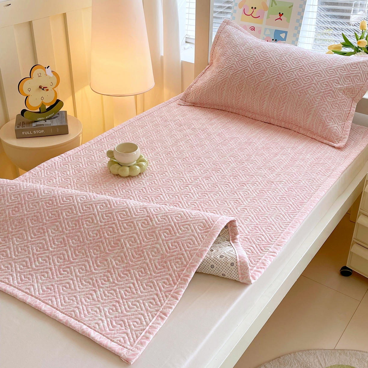 91家纺网 家纺一手货源 找家纺 金鑫汇家纺 2026春夏新款学生床新花型老粗布床盖夹棉软凉席席子可以机洗 学生床-初夏