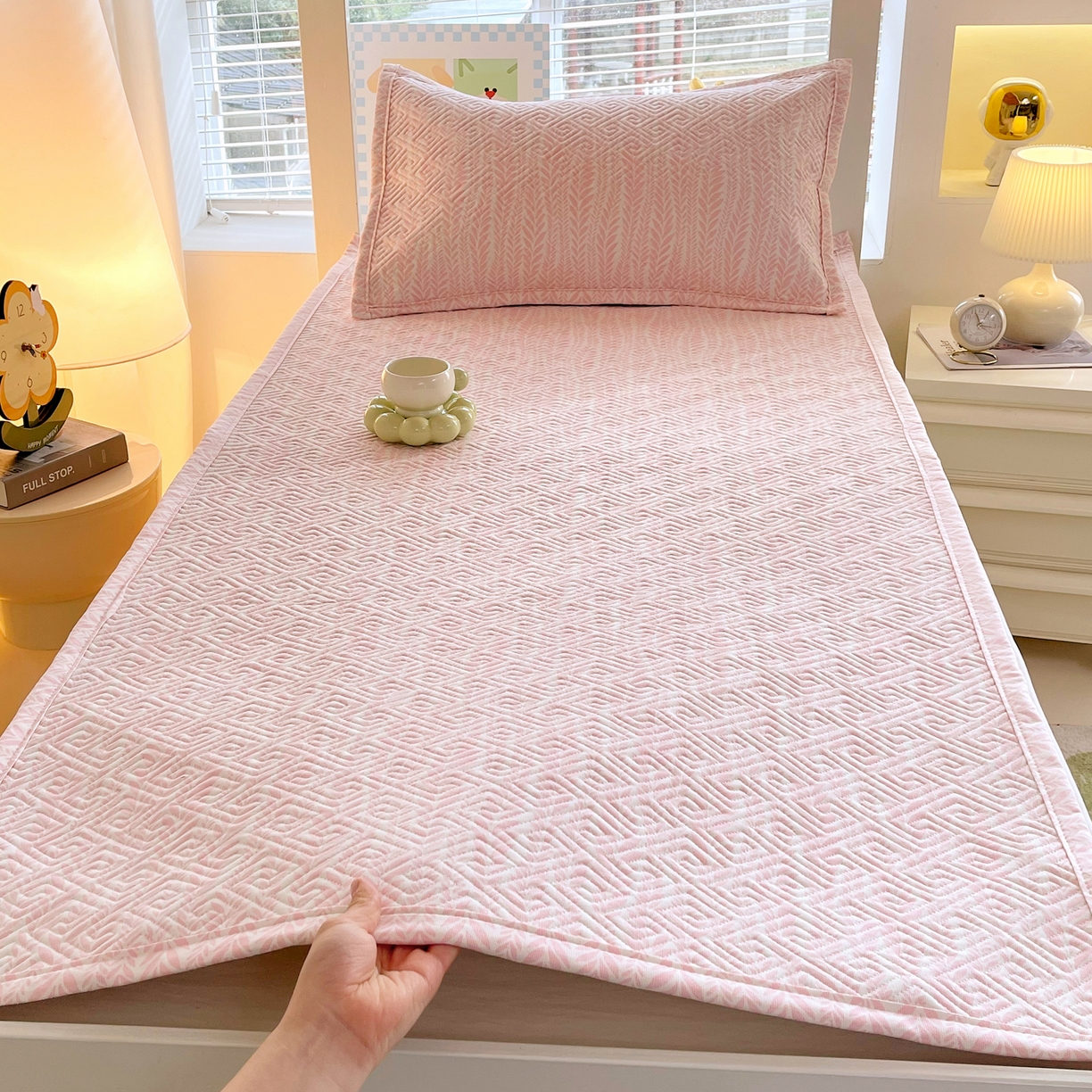 91家纺网 家纺一手货源 找家纺 金鑫汇家纺 2026春夏新款学生床新花型老粗布床盖夹棉软凉席席子可以机洗 学生床-初夏