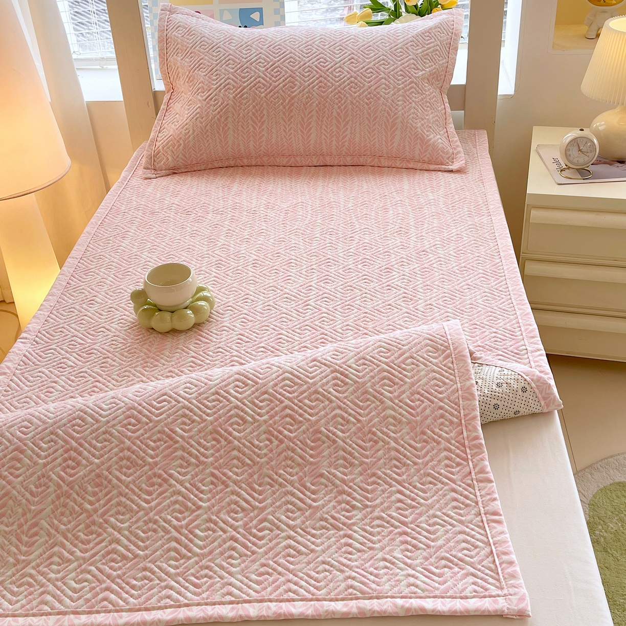 91家纺网 家纺一手货源 找家纺 金鑫汇家纺 2026春夏新款学生床新花型老粗布床盖夹棉软凉席席子可以机洗 学生床-初夏