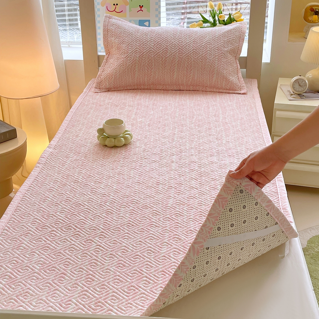 91家纺网 家纺一手货源 找家纺 金鑫汇家纺 2026春夏新款学生床新花型老粗布床盖夹棉软凉席席子可以机洗 学生床-初夏