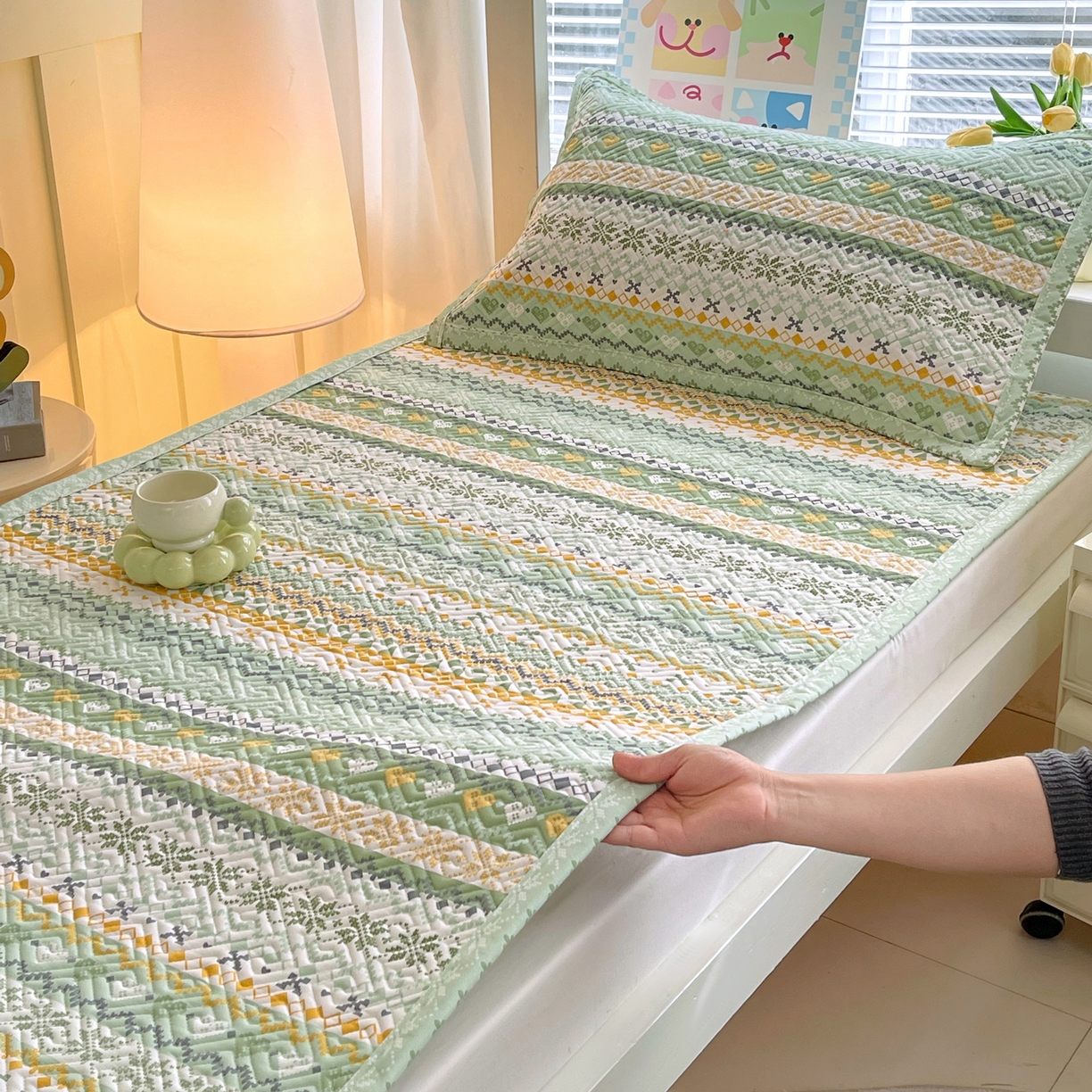 91家纺网 家纺一手货源 找家纺 金鑫汇家纺 2026春夏新款学生床新花型老粗布床盖夹棉软凉席席子可以机洗 学生床-星辰-绿