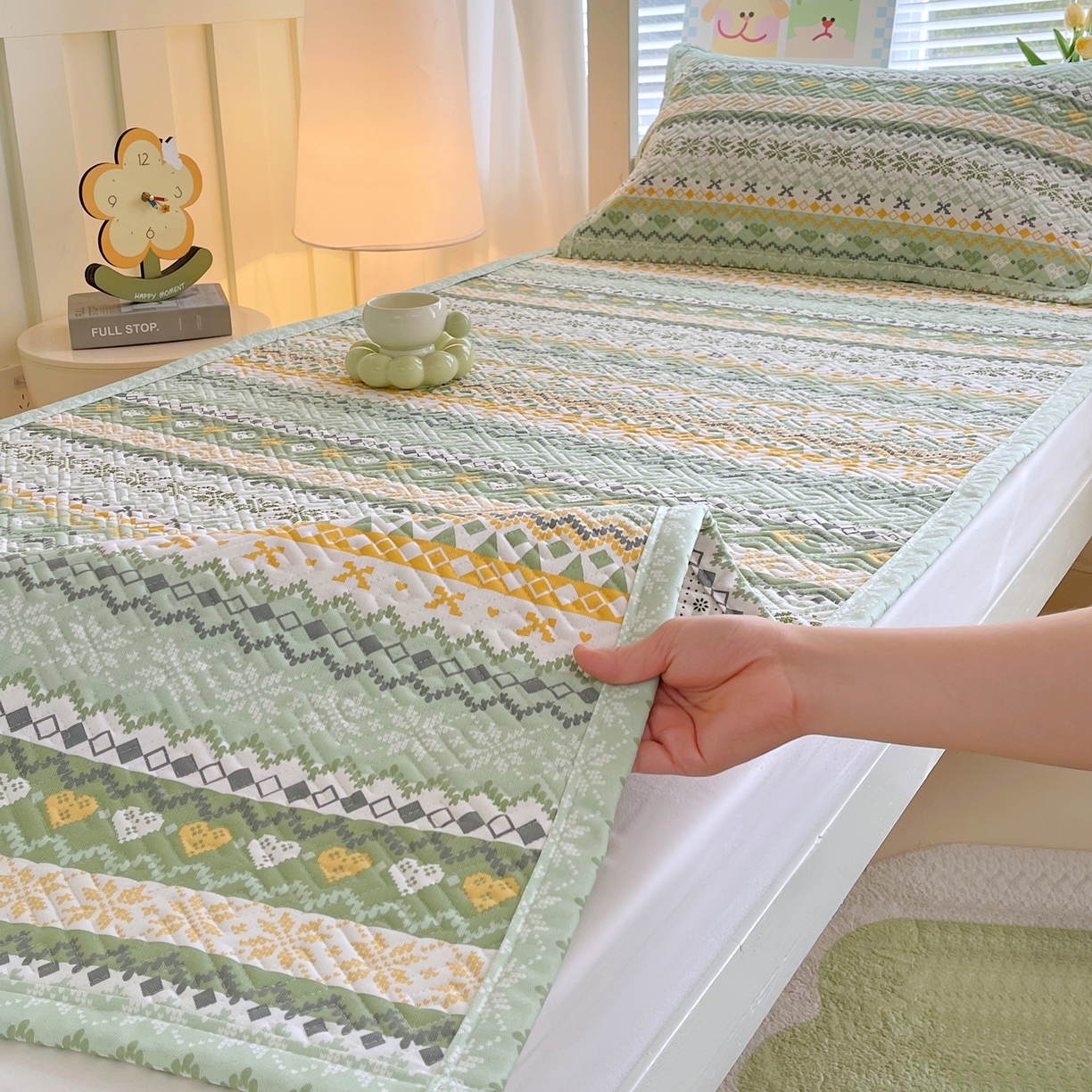 91家纺网 家纺一手货源 找家纺 金鑫汇家纺 2026春夏新款学生床新花型老粗布床盖夹棉软凉席席子可以机洗 学生床-星辰-绿