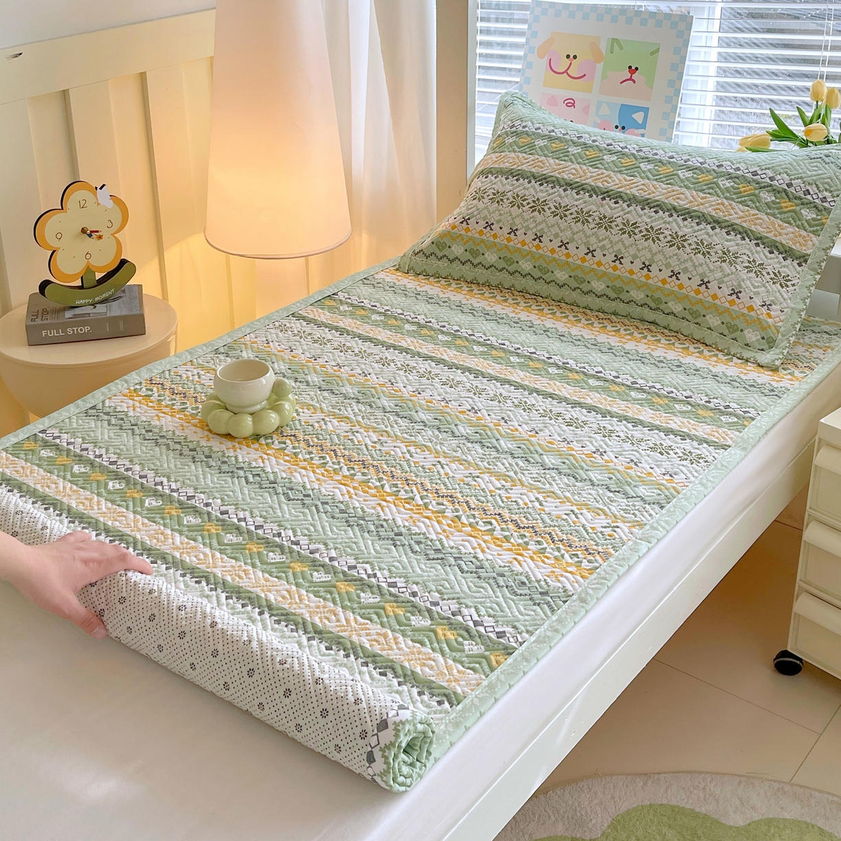 91家纺网 家纺一手货源 找家纺 金鑫汇家纺 2026春夏新款学生床新花型老粗布床盖夹棉软凉席席子可以机洗 学生床-星辰-绿