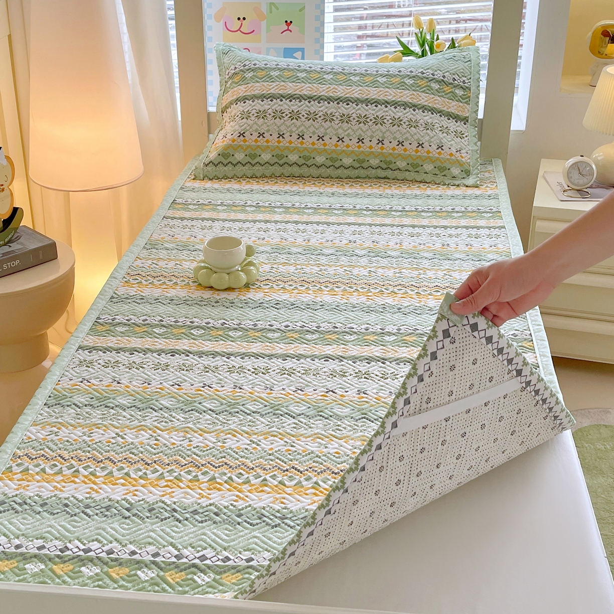 91家纺网 家纺一手货源 找家纺 金鑫汇家纺 2026春夏新款学生床新花型老粗布床盖夹棉软凉席席子可以机洗 学生床-星辰-绿