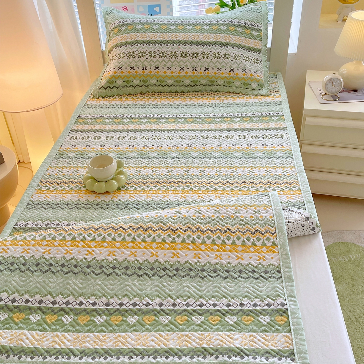 91家纺网 家纺一手货源 找家纺 金鑫汇家纺 2026春夏新款学生床新花型老粗布床盖夹棉软凉席席子可以机洗 学生床-星辰-绿