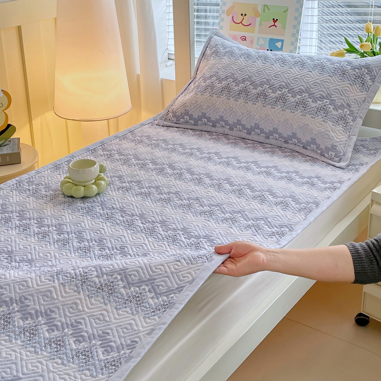 91家纺网 家纺一手货源 找家纺 金鑫汇家纺 2026春夏新款学生床新花型老粗布床盖夹棉软凉席席子可以机洗 学生床-燕南飞-蓝