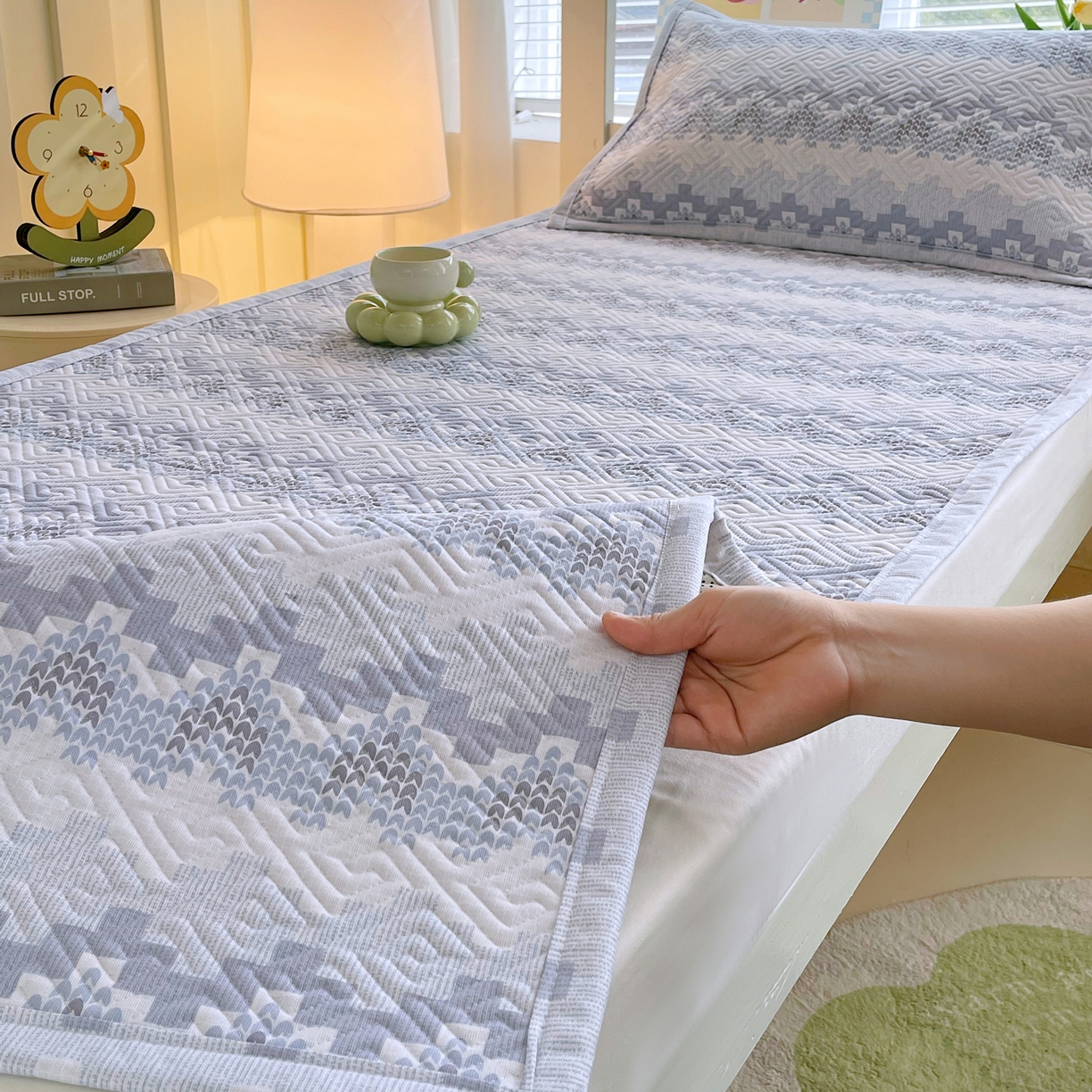 91家纺网 家纺一手货源 找家纺 金鑫汇家纺 2026春夏新款学生床新花型老粗布床盖夹棉软凉席席子可以机洗 学生床-燕南飞-蓝