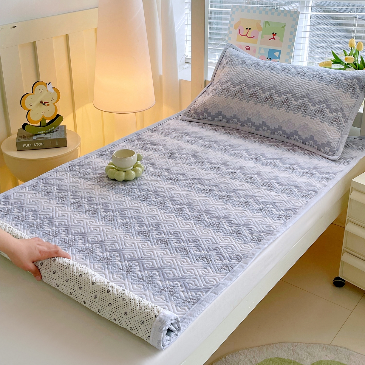 91家纺网 家纺一手货源 找家纺 金鑫汇家纺 2026春夏新款学生床新花型老粗布床盖夹棉软凉席席子可以机洗 学生床-燕南飞-蓝