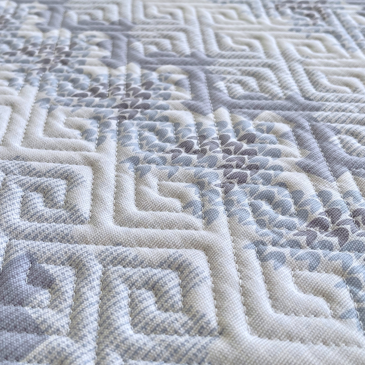 91家纺网 家纺一手货源 找家纺 金鑫汇家纺 2026春夏新款学生床新花型老粗布床盖夹棉软凉席席子可以机洗 学生床-燕南飞-蓝