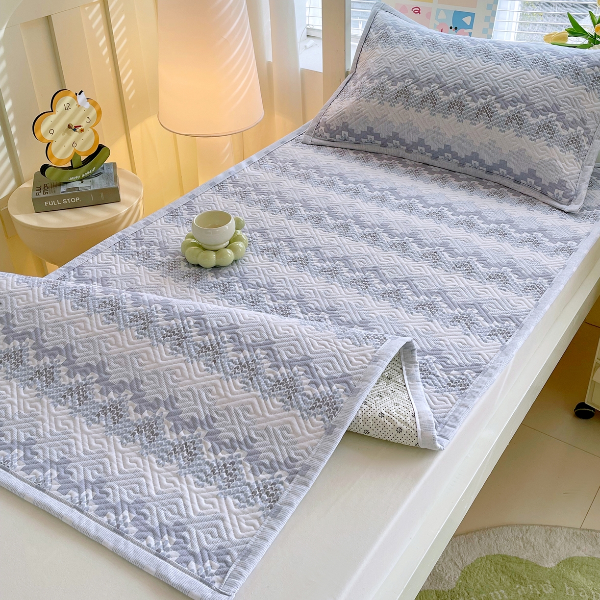 91家纺网 家纺一手货源 找家纺 金鑫汇家纺 2026春夏新款学生床新花型老粗布床盖夹棉软凉席席子可以机洗 学生床-燕南飞-蓝