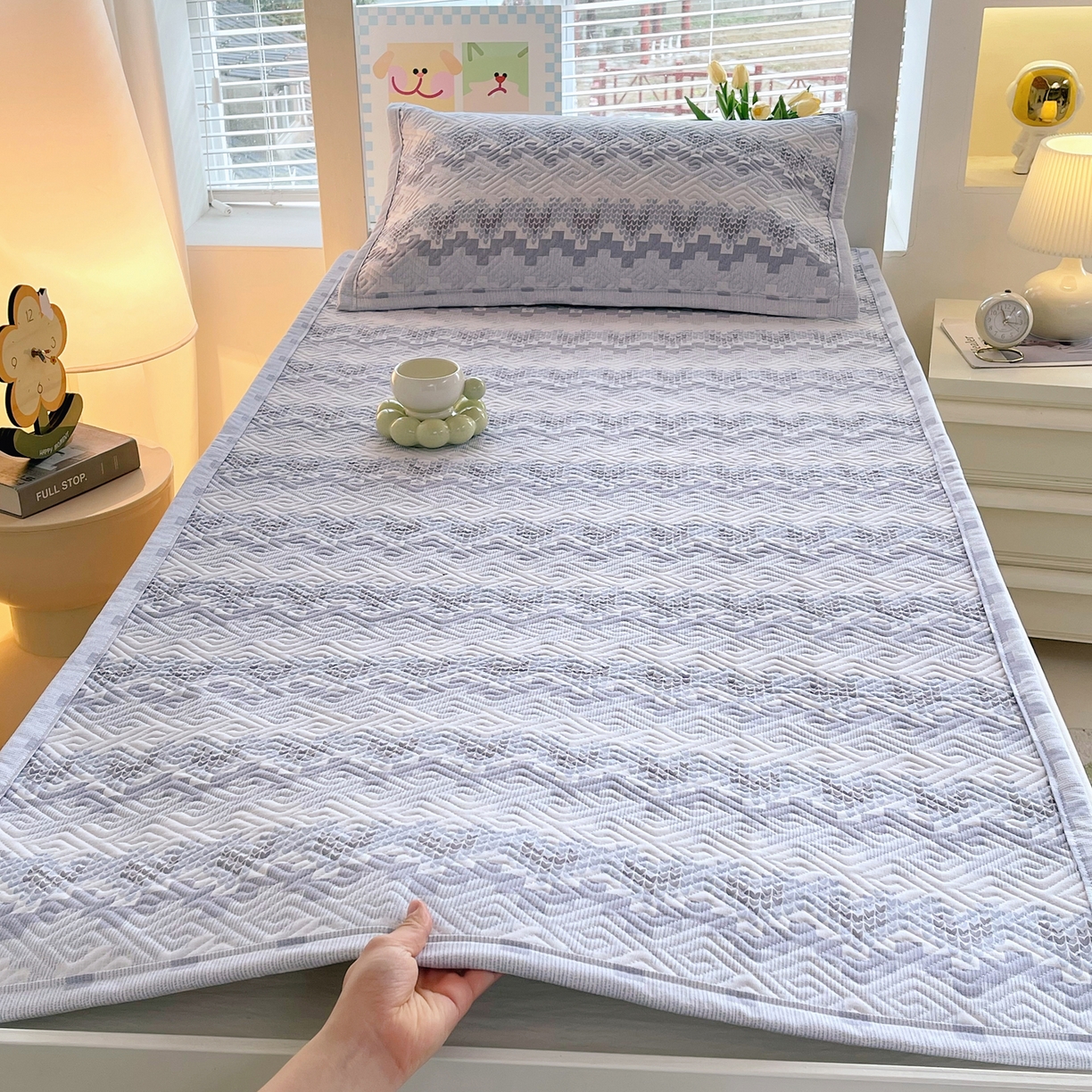 91家纺网 家纺一手货源 找家纺 金鑫汇家纺 2026春夏新款学生床新花型老粗布床盖夹棉软凉席席子可以机洗 学生床-燕南飞-蓝