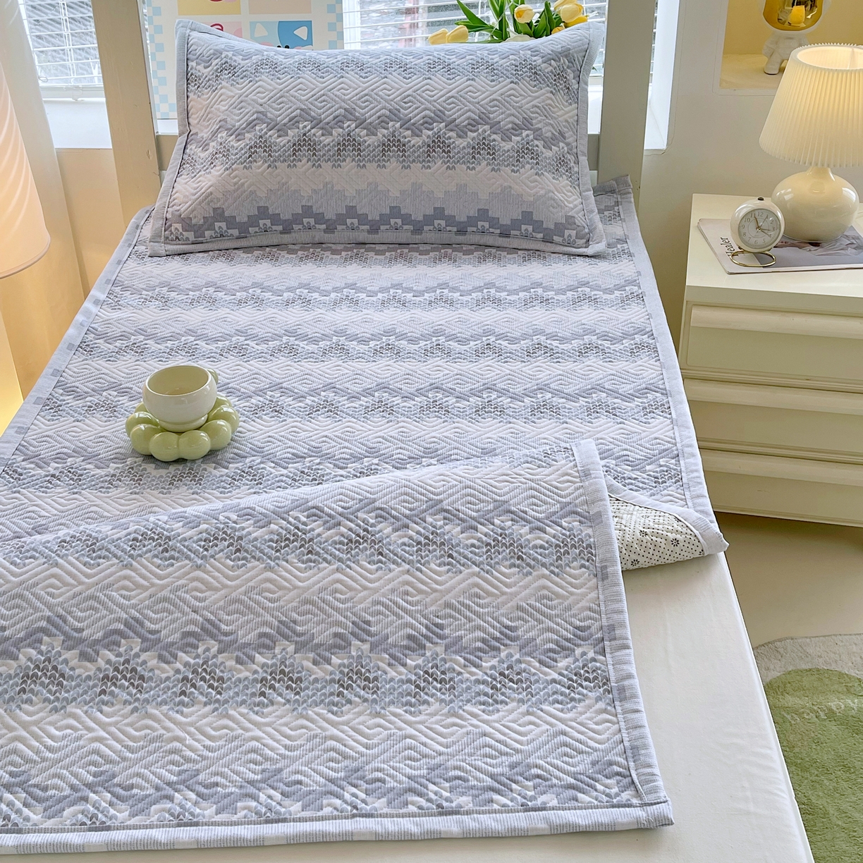 91家纺网 家纺一手货源 找家纺 金鑫汇家纺 2026春夏新款学生床新花型老粗布床盖夹棉软凉席席子可以机洗 学生床-燕南飞-蓝