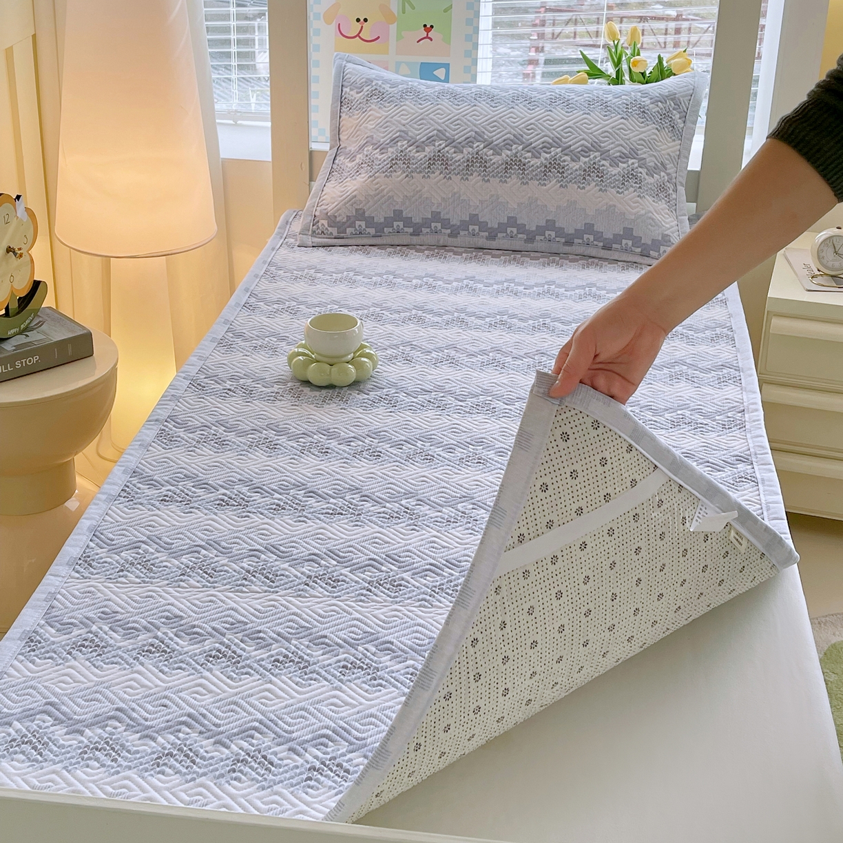 91家纺网 家纺一手货源 找家纺 金鑫汇家纺 2026春夏新款学生床新花型老粗布床盖夹棉软凉席席子可以机洗 学生床-燕南飞-蓝