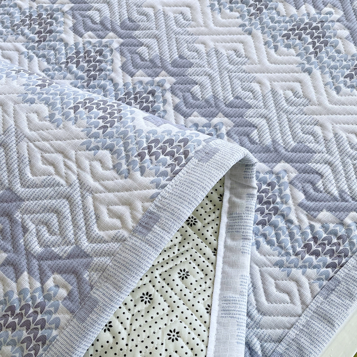 91家纺网 家纺一手货源 找家纺 金鑫汇家纺 2026春夏新款学生床新花型老粗布床盖夹棉软凉席席子可以机洗 学生床-燕南飞-蓝