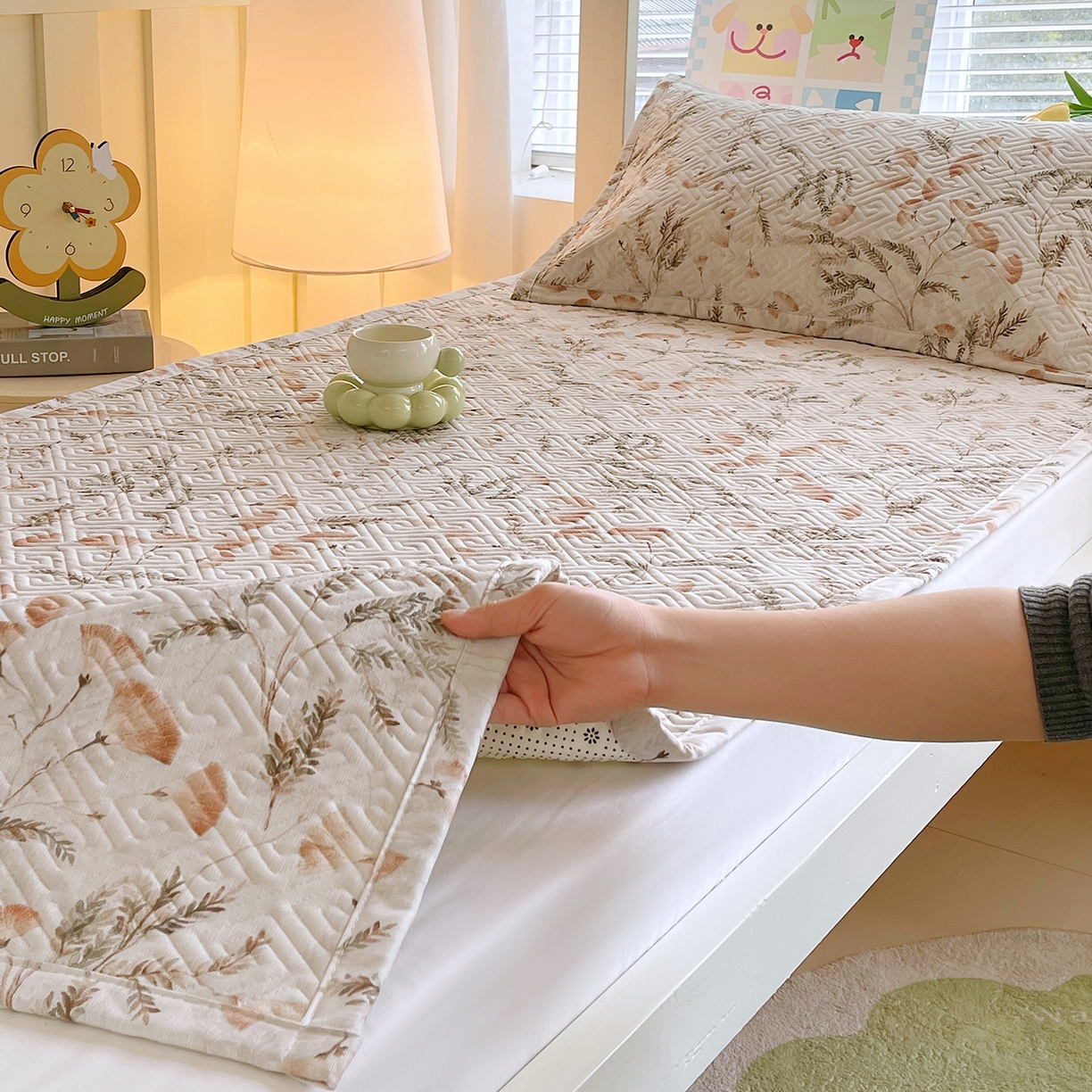 91家纺网 家纺一手货源 找家纺 金鑫汇家纺 2026春夏新款学生床新花型老粗布床盖夹棉软凉席席子可以机洗 学生床-月下花影·桔