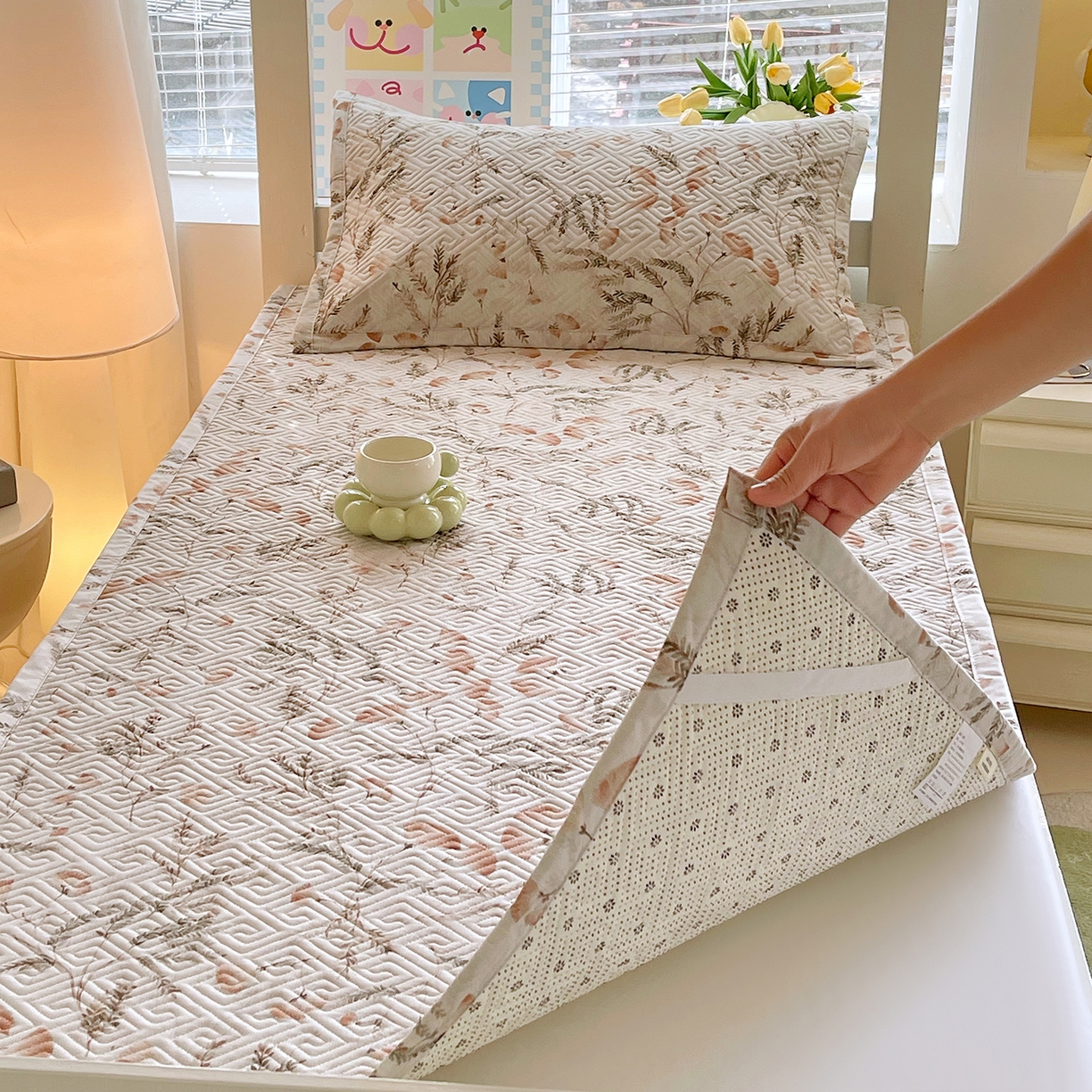 91家纺网 家纺一手货源 找家纺 金鑫汇家纺 2026春夏新款学生床新花型老粗布床盖夹棉软凉席席子可以机洗 学生床-月下花影·桔