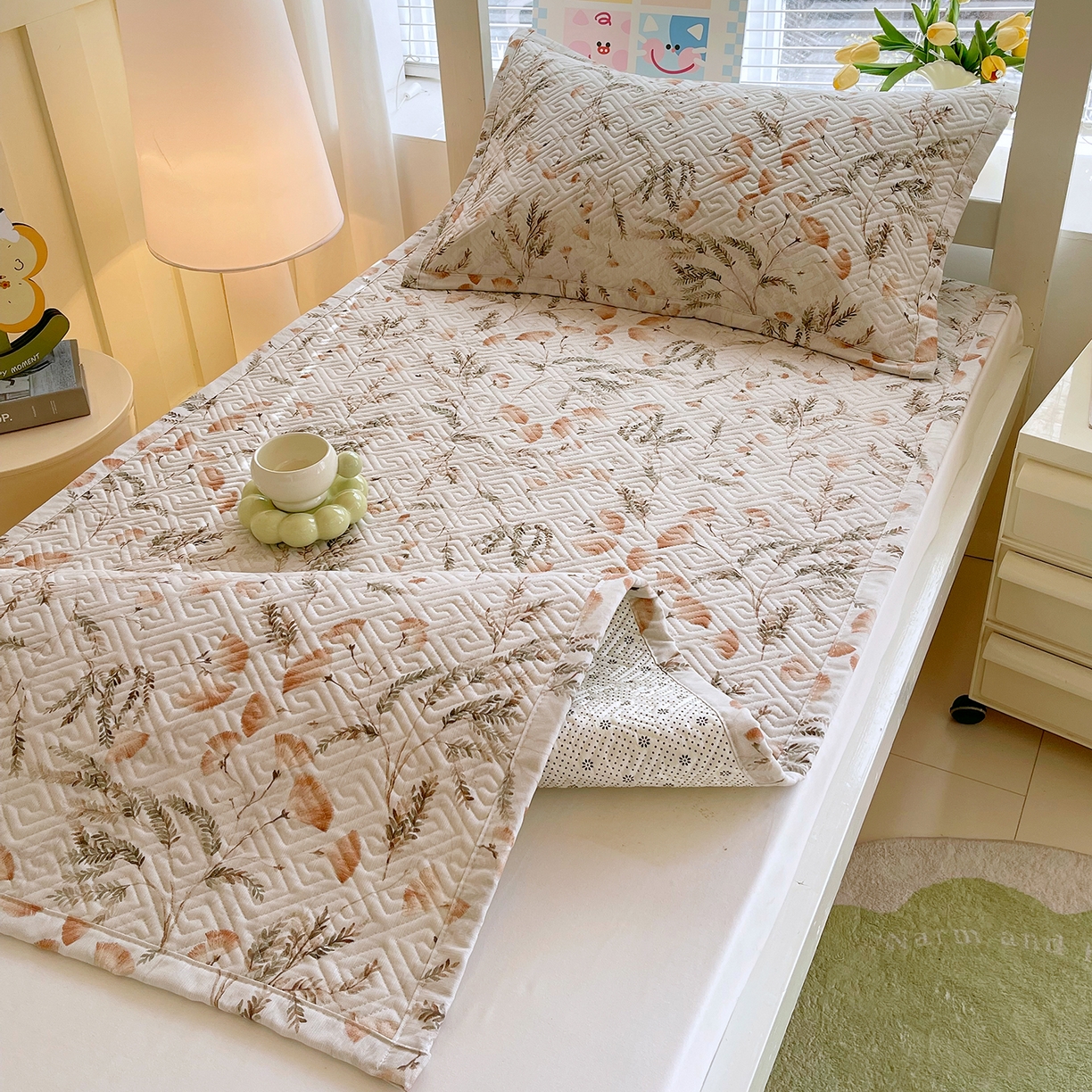 91家纺网 家纺一手货源 找家纺 金鑫汇家纺 2026春夏新款学生床新花型老粗布床盖夹棉软凉席席子可以机洗 学生床-月下花影·桔