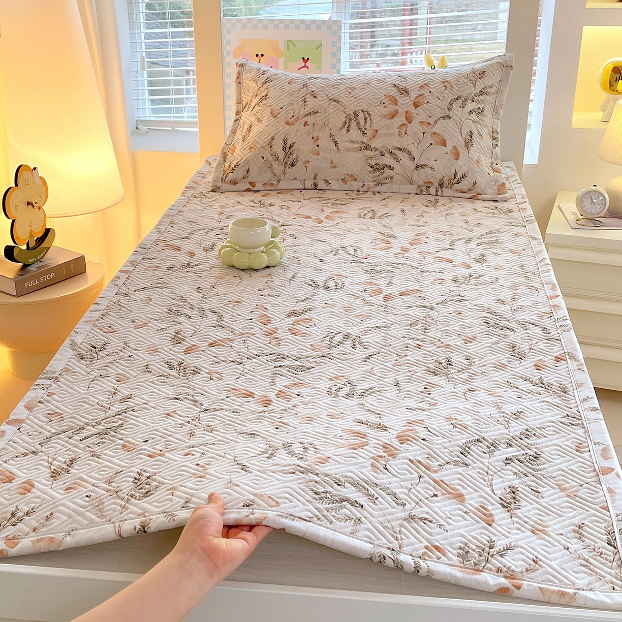 91家纺网 家纺一手货源 找家纺 金鑫汇家纺 2026春夏新款学生床新花型老粗布床盖夹棉软凉席席子可以机洗 学生床-月下花影·桔