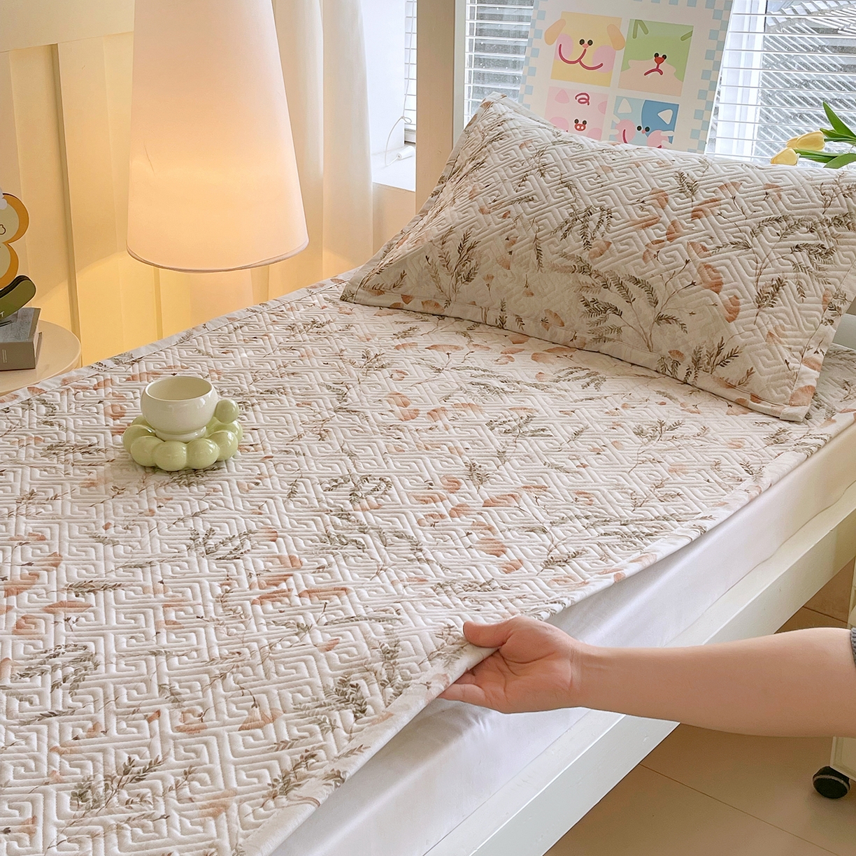 91家纺网 家纺一手货源 找家纺 金鑫汇家纺 2026春夏新款学生床新花型老粗布床盖夹棉软凉席席子可以机洗 学生床-月下花影·桔