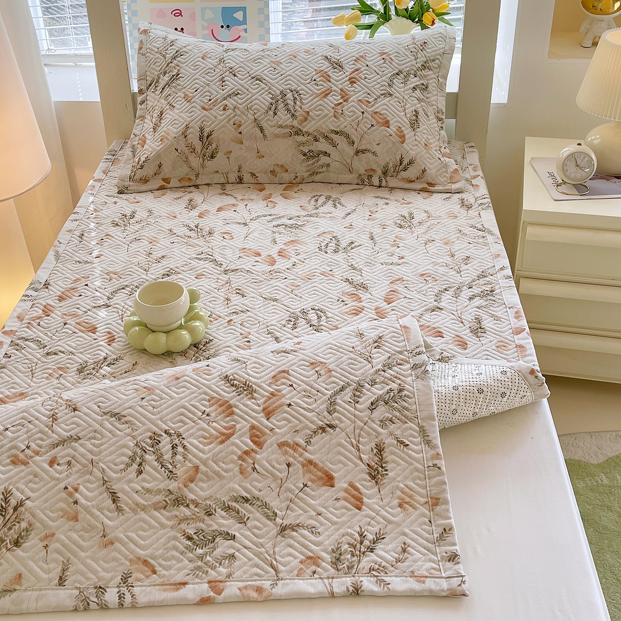 91家纺网 家纺一手货源 找家纺 金鑫汇家纺 2026春夏新款学生床新花型老粗布床盖夹棉软凉席席子可以机洗 学生床-月下花影·桔