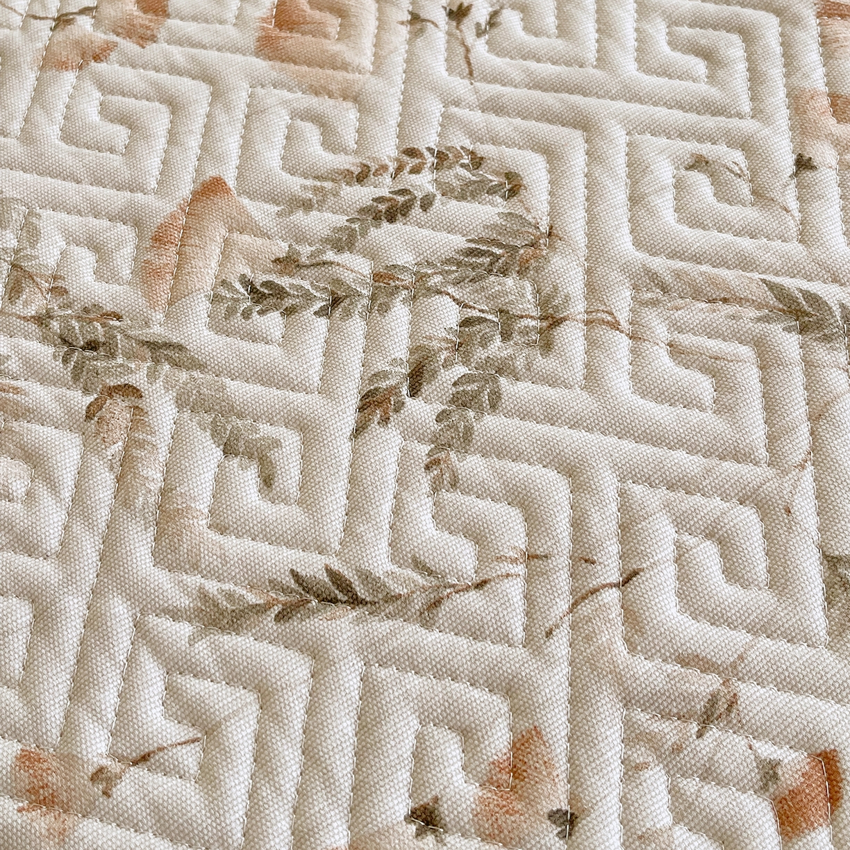 91家纺网 家纺一手货源 找家纺 金鑫汇家纺 2026春夏新款学生床新花型老粗布床盖夹棉软凉席席子可以机洗 学生床-月下花影·桔