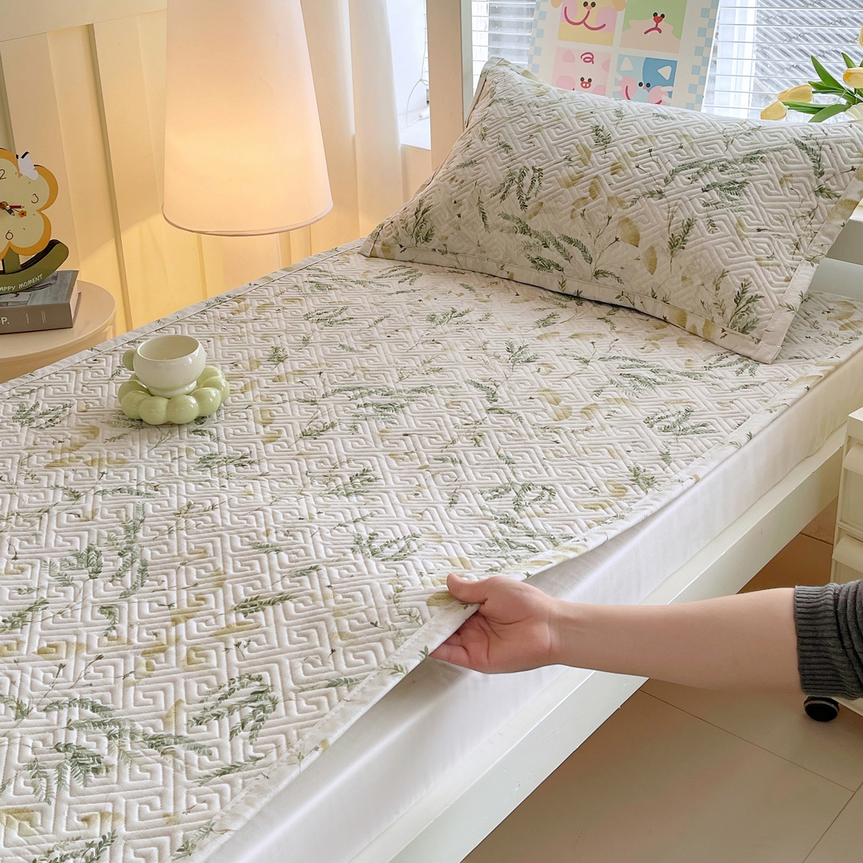 91家纺网 家纺一手货源 找家纺 金鑫汇家纺 2026春夏新款学生床新花型老粗布床盖夹棉软凉席席子可以机洗 学生床-月下花影-绿