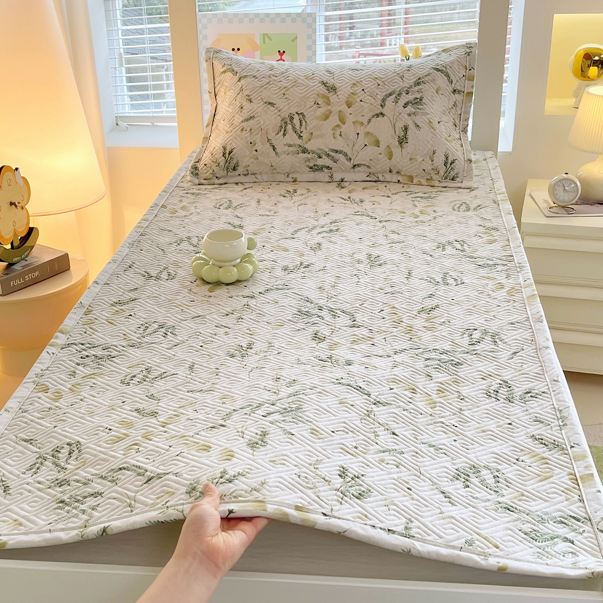 91家纺网 家纺一手货源 找家纺 金鑫汇家纺 2026春夏新款学生床新花型老粗布床盖夹棉软凉席席子可以机洗 学生床-月下花影-绿