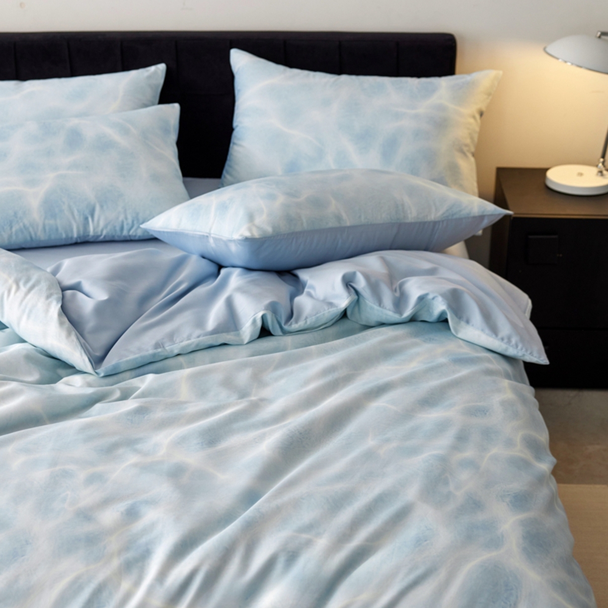 91家纺网 家纺一手货源 找家纺 金奇达家纺 2026新款轻氧水光天丝棉四件套-赫莲伊(标准号全网控价（折后券后）不低于 268元） 浣溪沙-水蓝