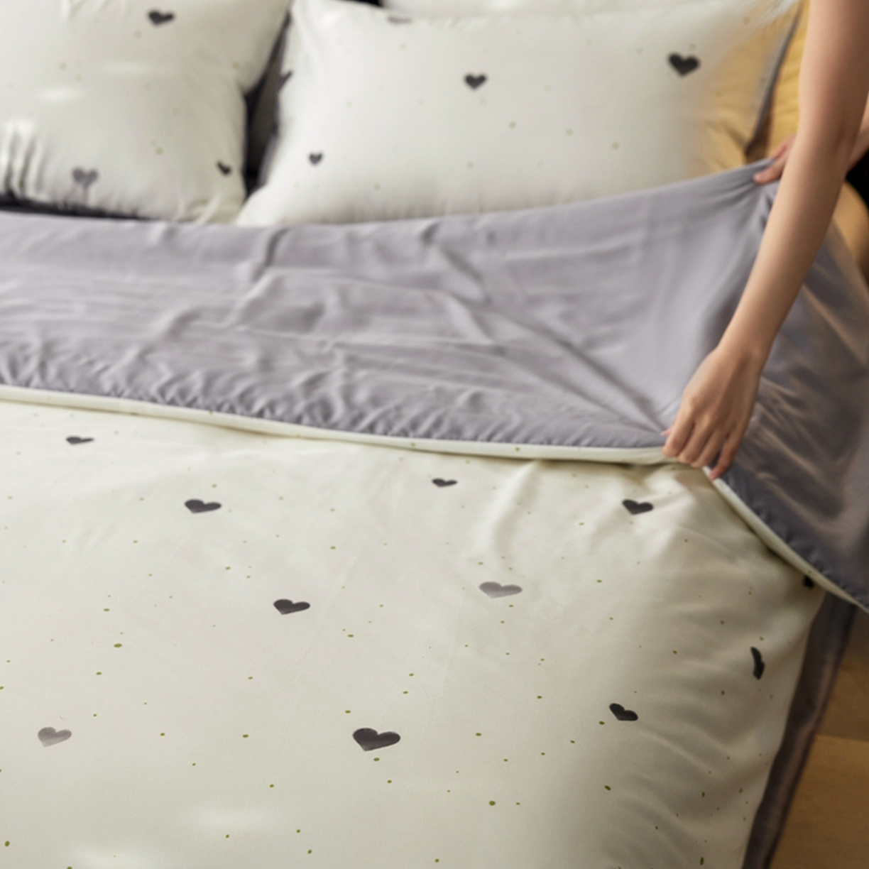 91家纺网 家纺一手货源 找家纺 金奇达家纺 2026新款轻氧水光天丝棉四件套-赫莲伊(标准号全网控价（折后券后）不低于 268元） 悸动-兰灰